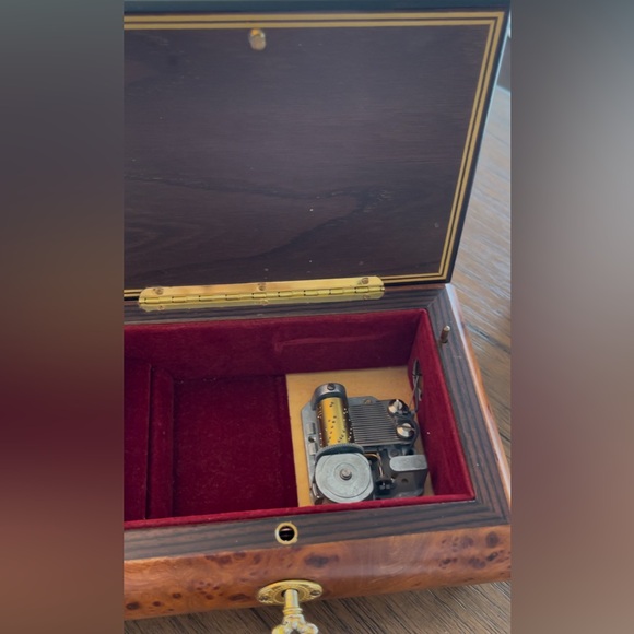 Splendid Italian Violin Inlaid Elegant Wood Music/Jewelry Box Hand Made in Italy - Picture 9 of 15